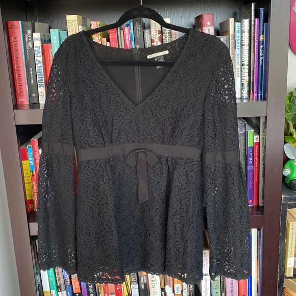 Black lace mini dress with bell sleeves - Picture 4 of 9